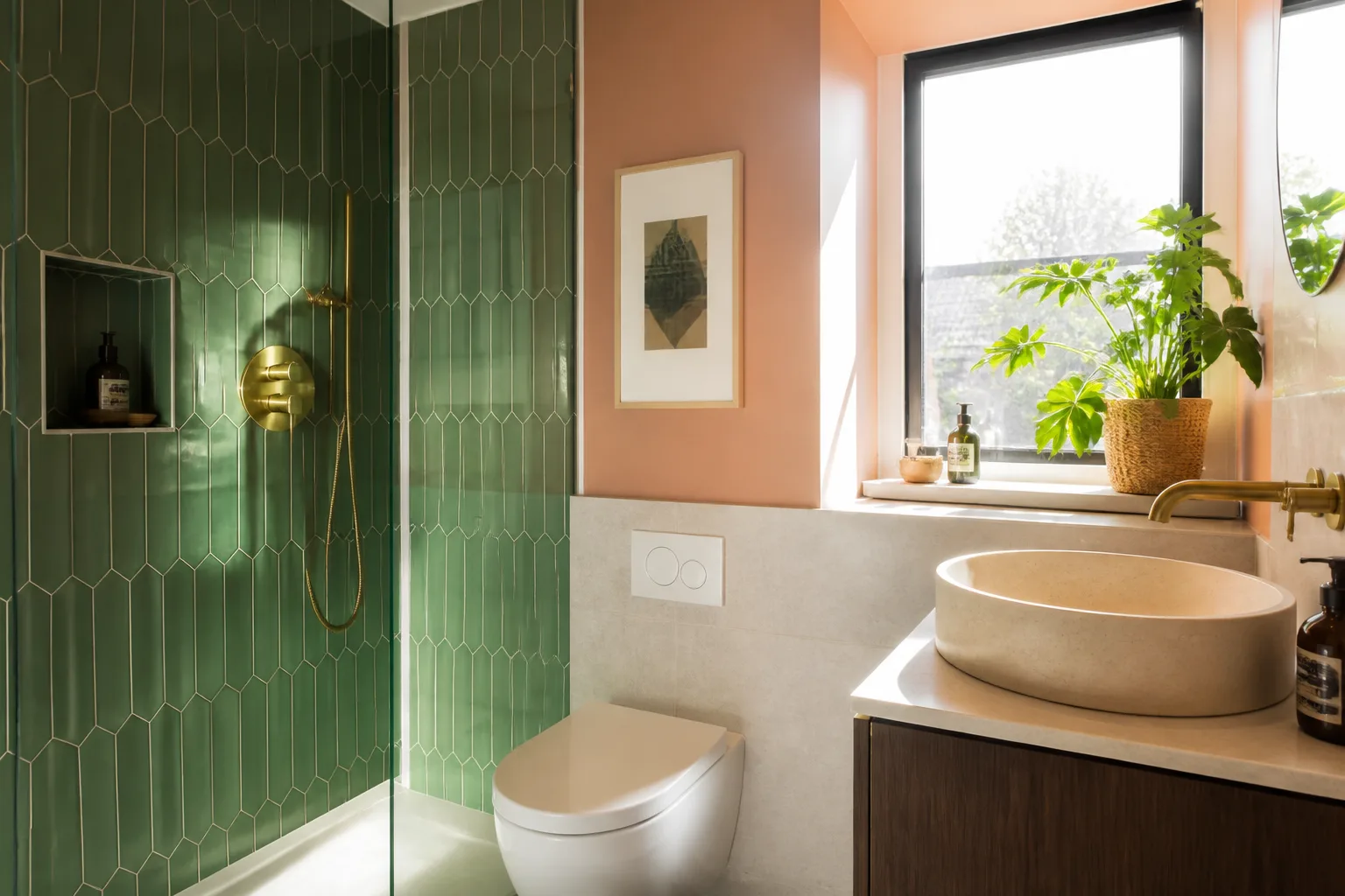A bright ensuite, designed for it